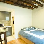 Hostnfly Apartments - Modern Studio In The Heart Of The Latin Quarter